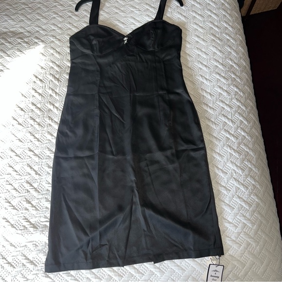 Elegant Black Midi Dress - Picture 2 of 10